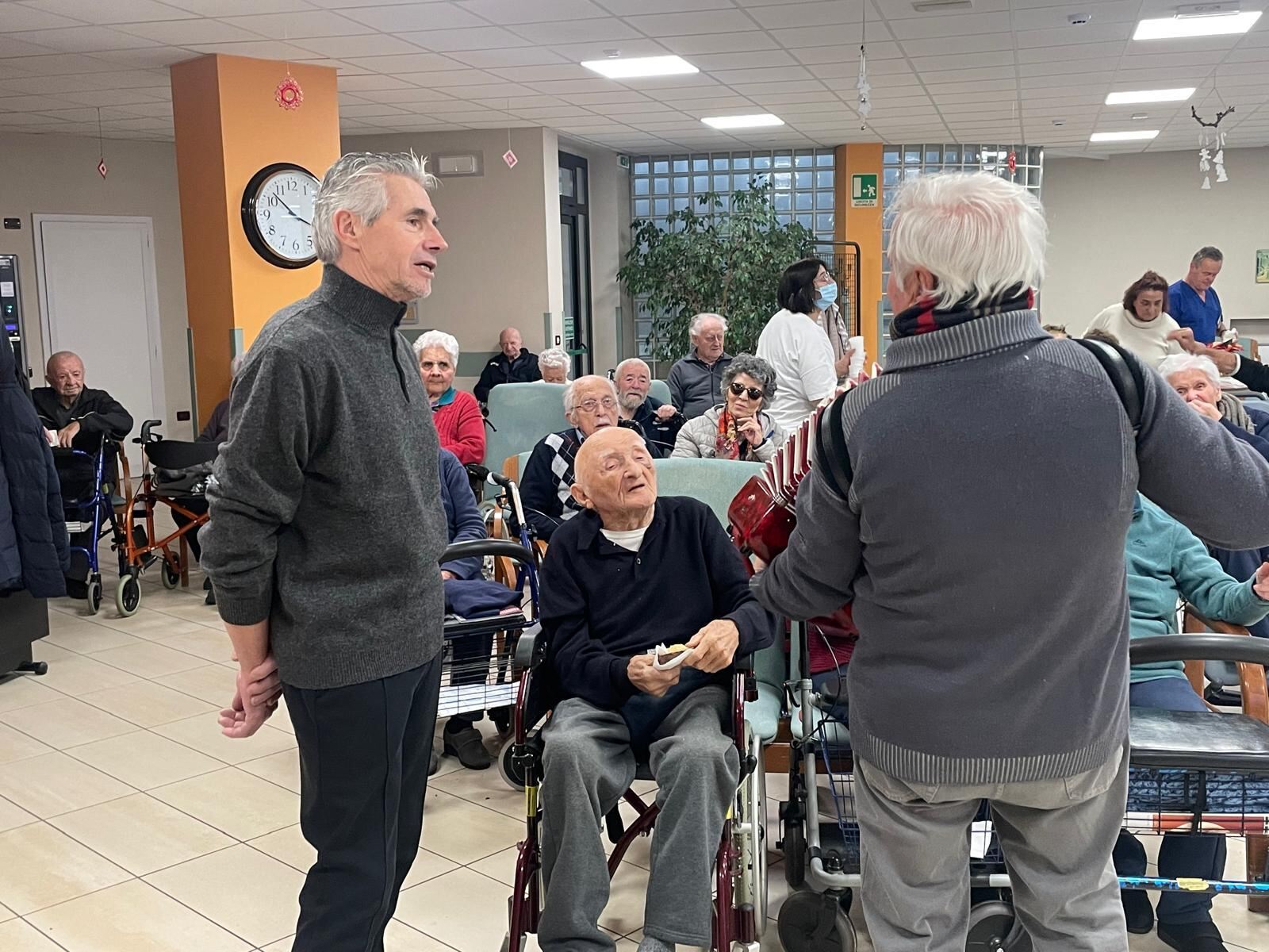 Gallery: Gli Uomini di Mondo festeggiano il Natale con gli ospiti della casa di riposo di Beinette - 10