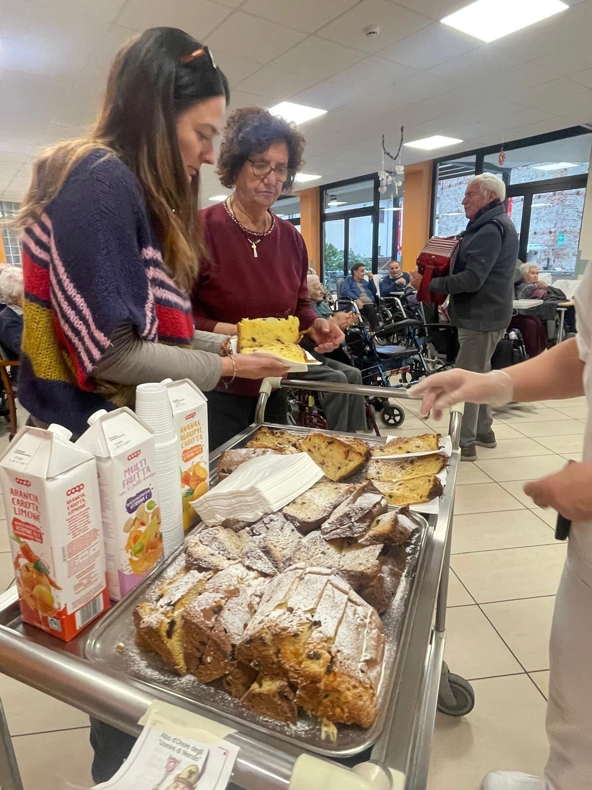 Gallery: Gli Uomini di Mondo festeggiano il Natale con gli ospiti della casa di riposo di Beinette - 12