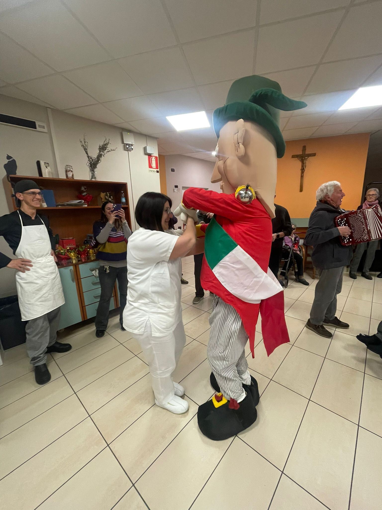 Gallery: Gli Uomini di Mondo festeggiano il Natale con gli ospiti della casa di riposo di Beinette - 23