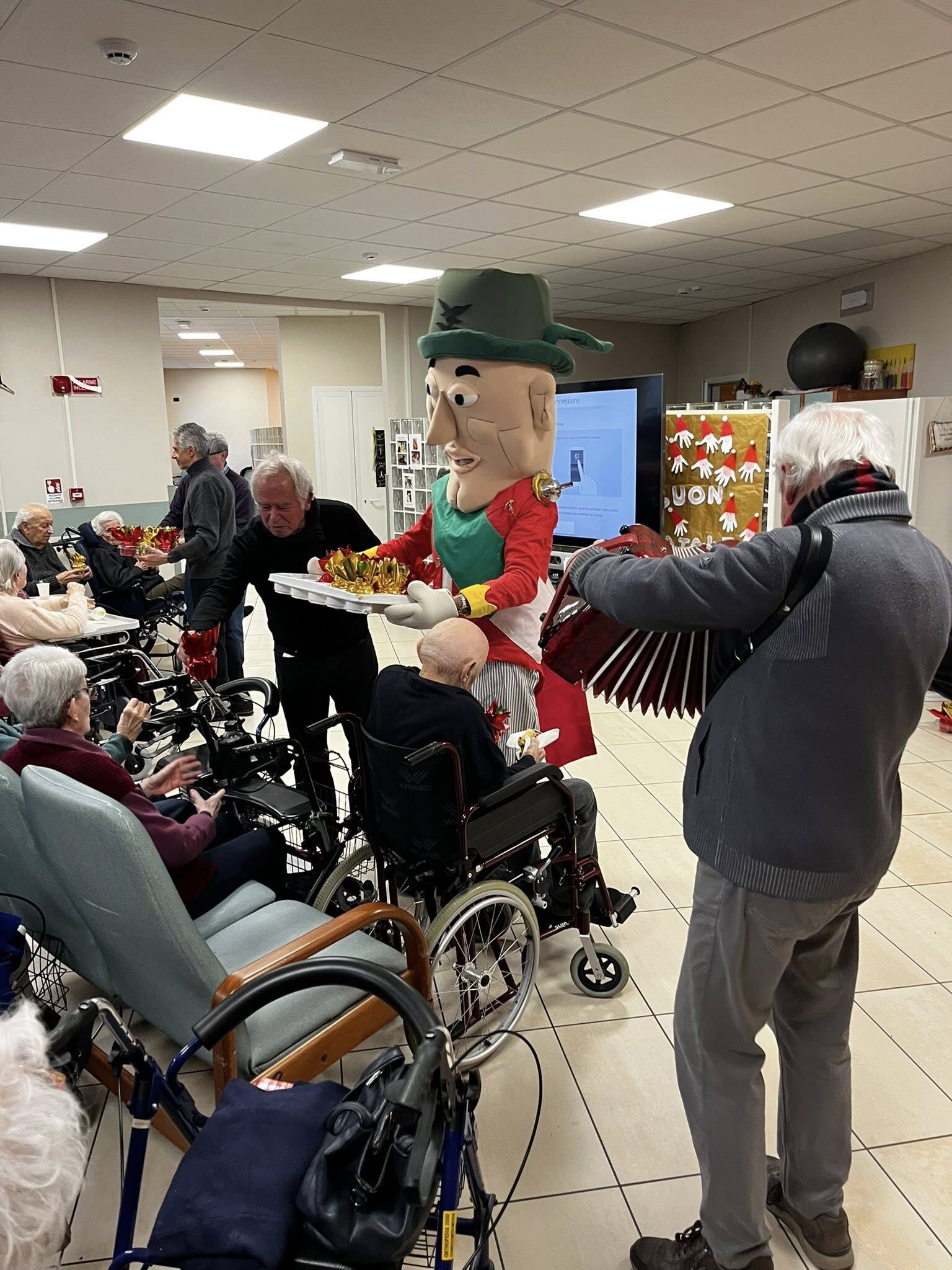 Gallery: Gli Uomini di Mondo festeggiano il Natale con gli ospiti della casa di riposo di Beinette - 27