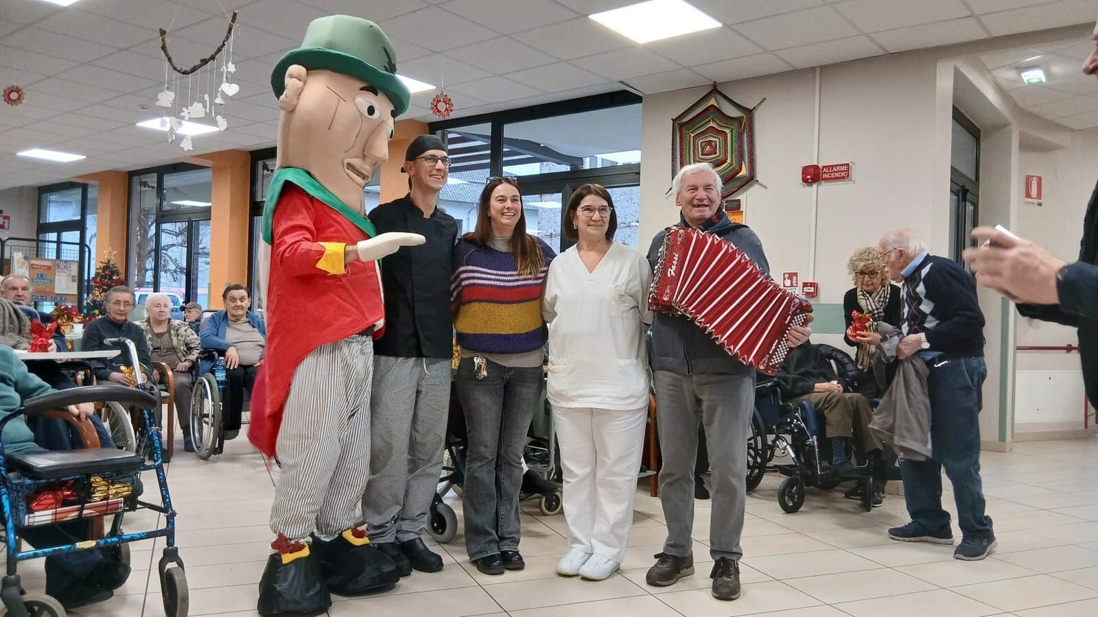 Gallery: Gli Uomini di Mondo festeggiano il Natale con gli ospiti della casa di riposo di Beinette - 6