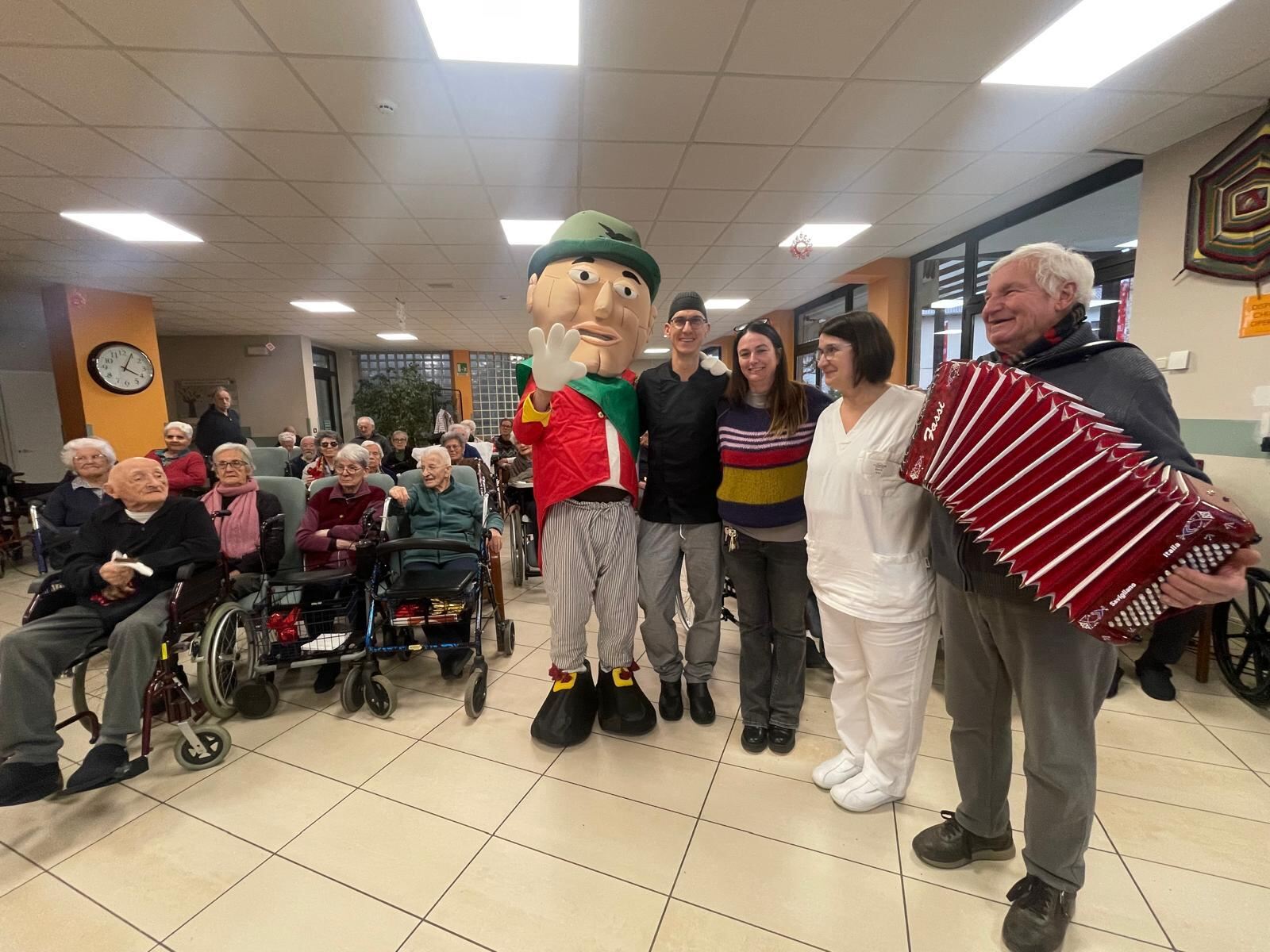 Gallery: Gli Uomini di Mondo festeggiano il Natale con gli ospiti della casa di riposo di Beinette - 8