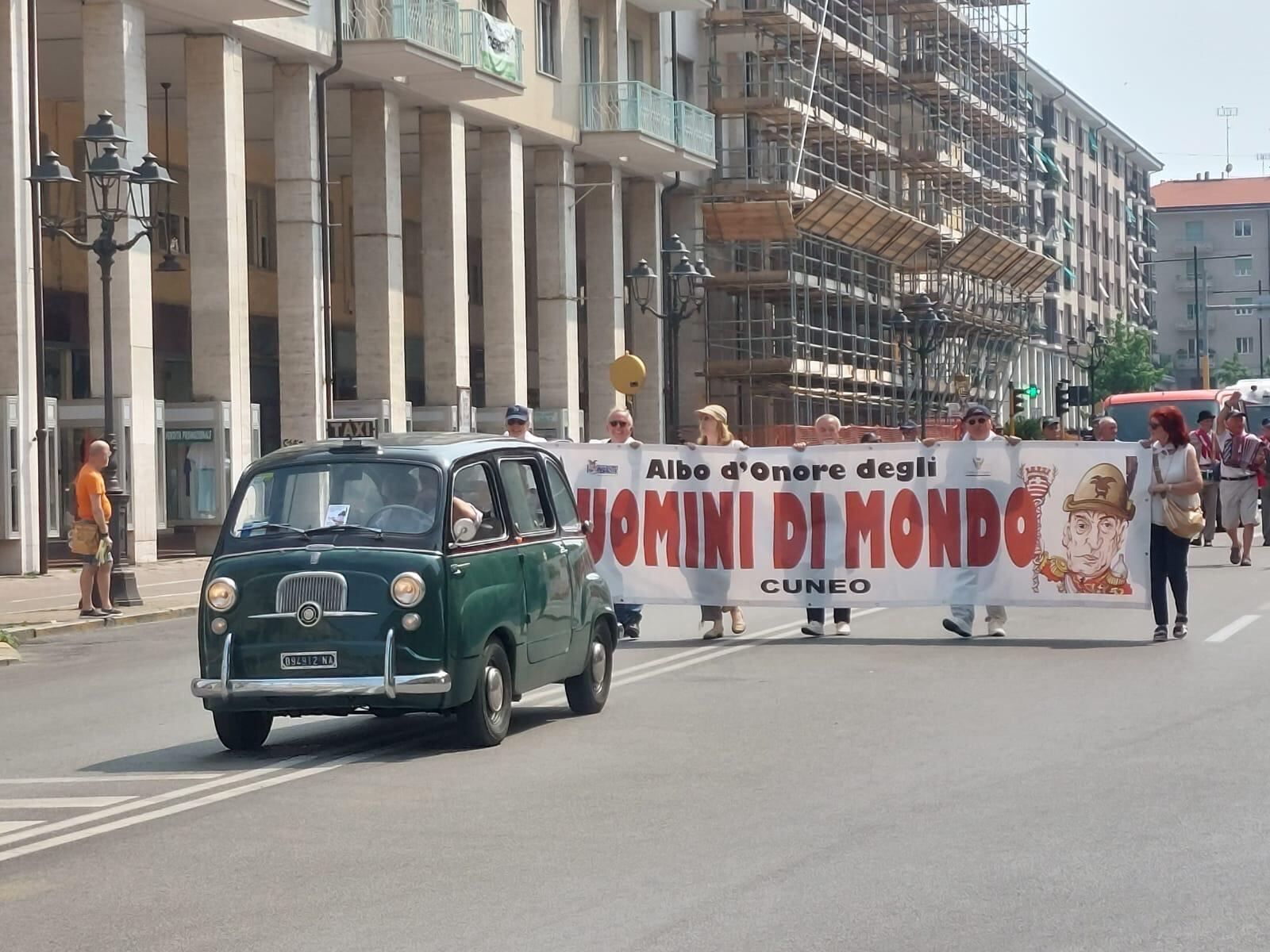 Gallery: Uomini di Mondo presenti alla grande sfilata delle bande musicali a Cuneo - 3
